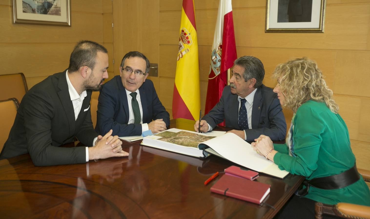 López Estrada, Cruz Viadero, Revilla y Díaz Tezanos, durante la reunión.