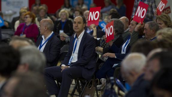 Ignacio Diego, sentado junto a Santiago Recio, en el congreso regional celebrado el pasado sábado en Santander.