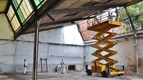 Trabajos de retirada de residuos peligrosos en la cubierta de la vieja nave.