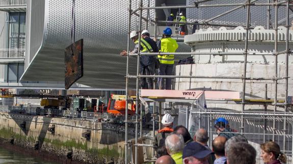 Una de las piezas que sacaron ayer del agua es izada para llevarla hasta el muelle