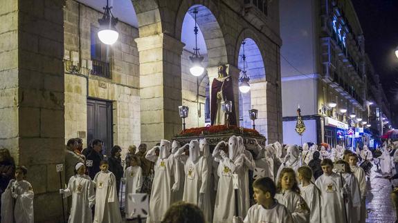 La imagen de Jesús Nazareno, obra de 1943, de la Archicofradía de La Merced, es portada a hombros por los cofrades en un desfile por la Plaza de Pombo en Miércoles Santo