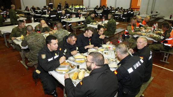 Por el comedor pasan los militares en distintos turnos.