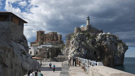 La Iglesia de Santa María de la Asunción y el faro de Santa Ana dominan Castro Urdiales