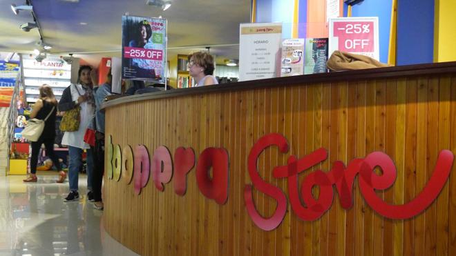 La ropa usada recogida en Cantabria se distribuye a través de la tienda Koopera Store de Santander.