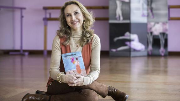 Mª Luisa Martín Horga posa en su academia de danza con su nueva novela. 