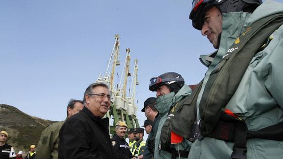 El ministro Zoido, que este jueves visitó el simulacro Cantabria 2017, saluda a algunos de los guardias civiles participantes.