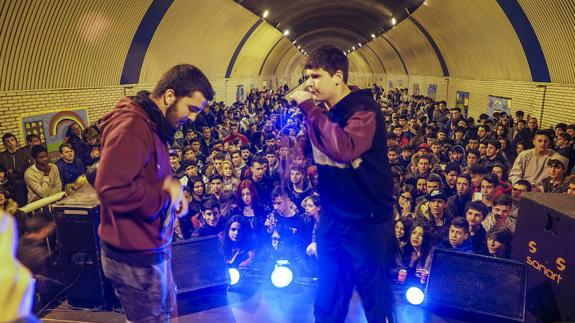 El rap y las ’peleas de gallos’ siguen ganando terreno en Cantabria