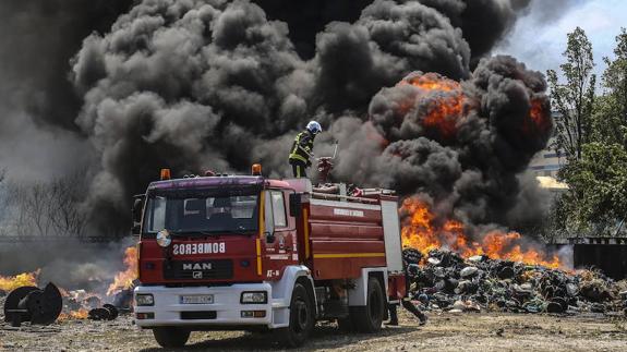 Los bomberos santanderinos actuaron el año pasado en un incendio en un antiguo desguace de barcos en la Punta de Parayas