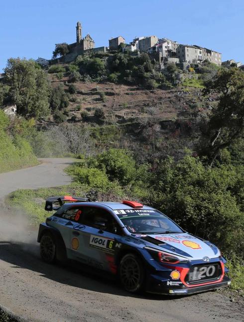 El Hyundai de Dani Sordo, durante un tramo de ayer. 