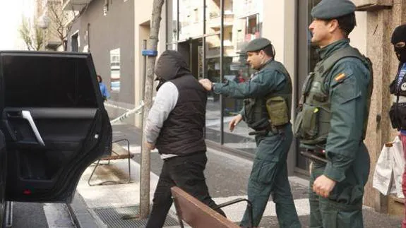 Agentes de la Guardia Civil trasladan a uno de los detenidos en Vitoria.