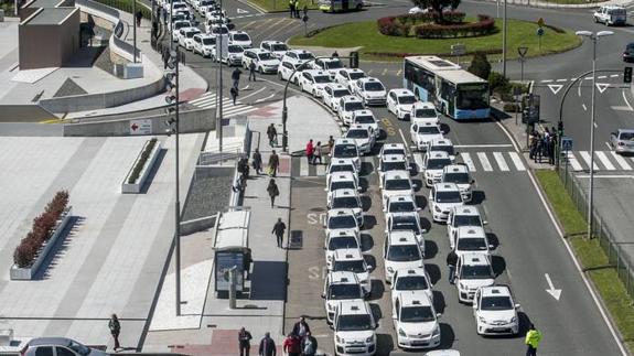 Manifestación de taxis celebrada el año pasado en Santander. 