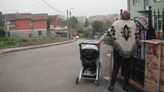 Una vecina con un carrito de bebé, paseando este lunes justo por la zona en la que se produjo el ataque del perro.