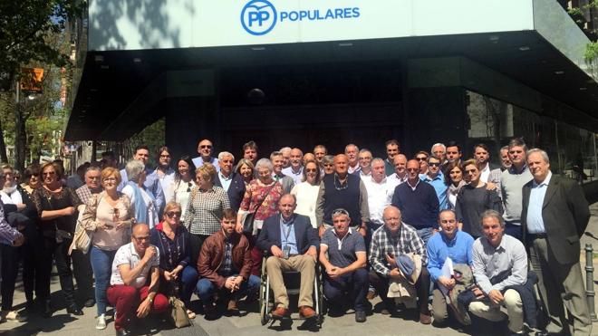 Alcaldes, parlamentarios y afiliados del Partido Popular de Cantabria, en la sede de Génova.