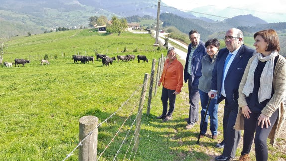 Oria junto a la directora de Ganadería y la alcaldesa de Los Corrales
