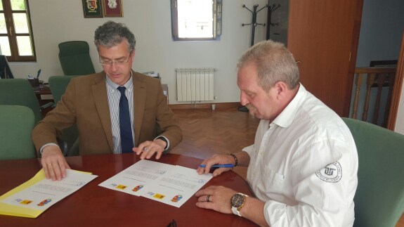 Miguel Tolosa y Agustín Pernía firmando el acuerdo en el Ayuntamiento de Anievas