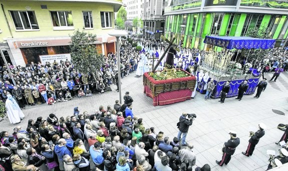 Procesión del Encuentro, celebrada el martes por la tarde. El encuentro de la Virgen y Jesús se produjo en Juan de Herrera. :: Roberto Ruiz