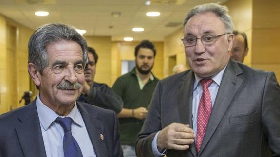 Miguel Ángel Revilla y el consejero delegado de Sidenor, José Antonio Jainaga, en una reunión celebrada el año pasado en la sede del Gobierno de Cantabria.
