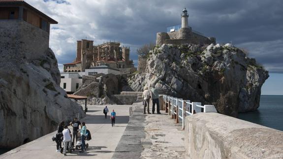 Imagen de Castro Urdiales, una de las 15 'razones' para visitan Cantabria.