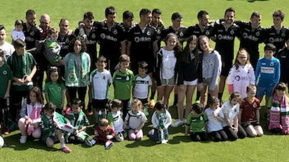 Aprovechando las vacaciones de Semana Santa, el Racing celebró ayer una jornada de puertas abiertas para los más jóvenes, que pudieron fotografiarse con los futbolistas