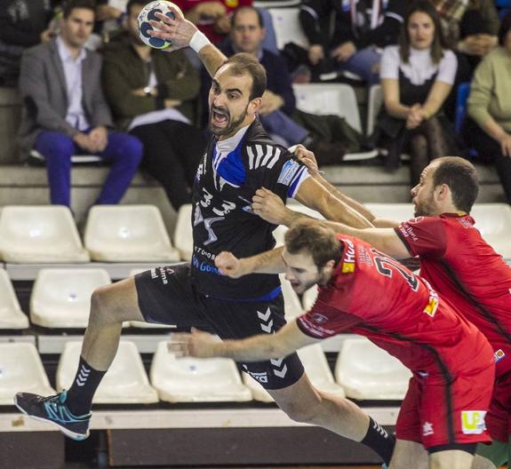 Ros intenta un lanzamiento frente al Bada Huesca en el partido de La Albericia.