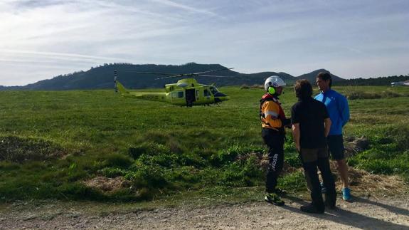 El helicóptero del 112, en el entorno del Madero, en Liencres, este domingo