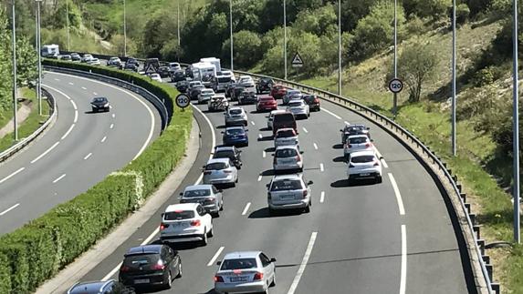 Imagen del atasco en la A-8, tomada poco antes de las 14.00 horas.