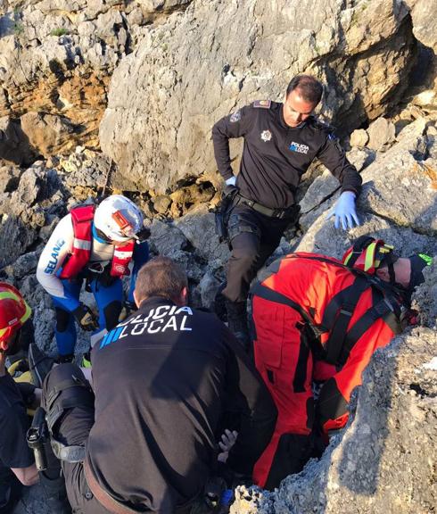 Un niño de 13 años herido grave tras caer por un acantilado en Noja