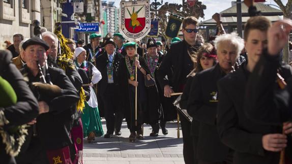 Pasacalles por el Paseo Pereda de Santander del XXXII Capítulo Internacional de la Cofradía del Queso de Cantabria, el año pasado.