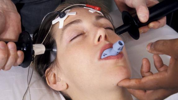 Una mujer se somete a una sesión de terapia electroconvulsa.