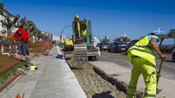 El bulevar ajardinado y arbolado separa el Paseo de Pereda del paseo marítimo. Será estrechado un metro, reduciendo la anchura de las aceras