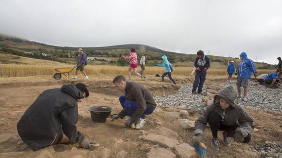 Campo de trabajo en el yacimiento Arqueológico de Camesa