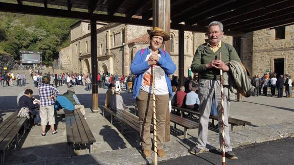 Los peregrinos y visitantes más madrugadores ya caminan hacia Santo Toribio horas antes de que se abra la Puerta del Perdón.