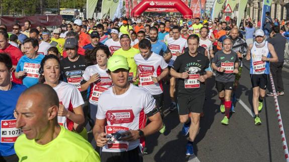 Cerca de 1.700 atletas salieron ayer a la calle para participar en la Media Maratón de Santander.