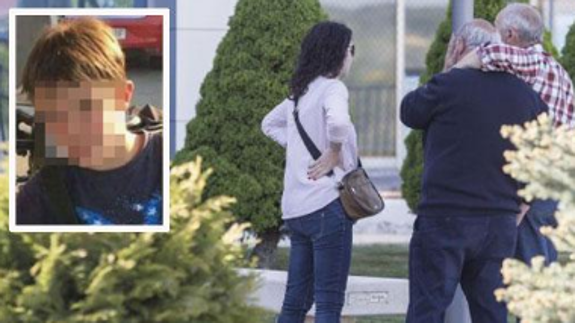 Familiares de Gonzalo Basurto se dan apoyo mutuo, en el tanatorio burgalés donde permanecen los restos mortales del pequeño piloto