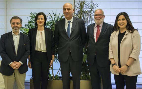 Manuel Borja-Villel, Gema Igual, Fernando Benzo, Ramón Ruiz y Miriam Díaz, el lunes, en la reunión que mantuvieron en Madrid.