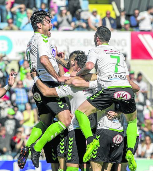 Los jugadores del Racing celebran el gol del Samuel Llorca frente al Caudal 