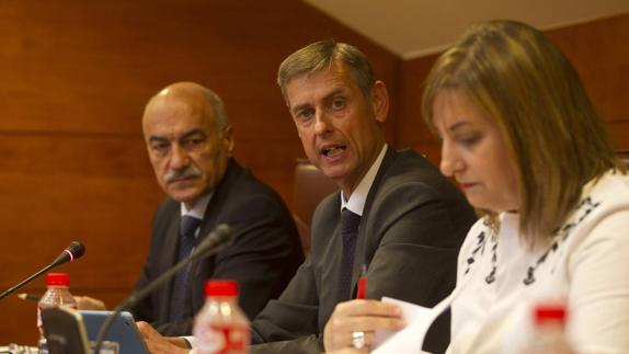 López del Moral, en el centro, entre Santiago Recio (PP) y Rosa Valdés (PRC).