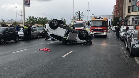 Imagen del coche volcado que ha protagonizado el accidente.
