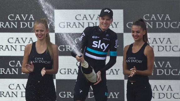 Chris Froome, en el centro del podio junto a dos azafatas, en la etapa de Peña Cabarga de la Vuelta a España del año pasado. 