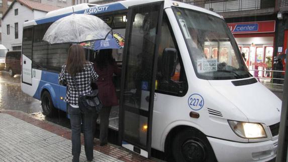 Castro hace un último intento para salvar el servicio de autobús urbano