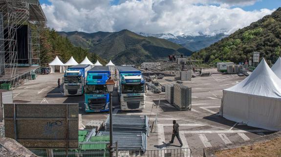 El equipo de producción del concierto de Jarre terminó este jueves la instalación del escenario. 