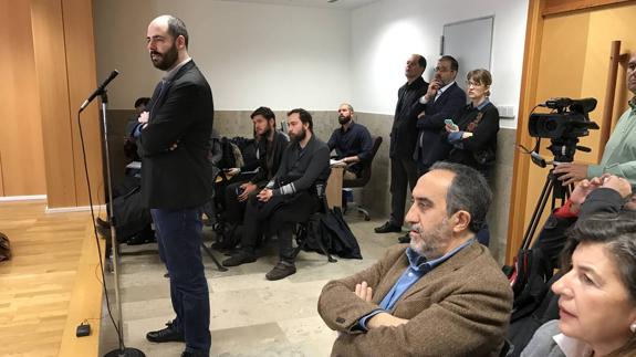 Julio Revuleta (de pie), declara durante el juicio de este jueves ante la mirada de Salvador Blanco.