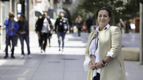 Carmen Ruiz, ayer, en una de las calles peatonales cercanas al Ayuntamiento