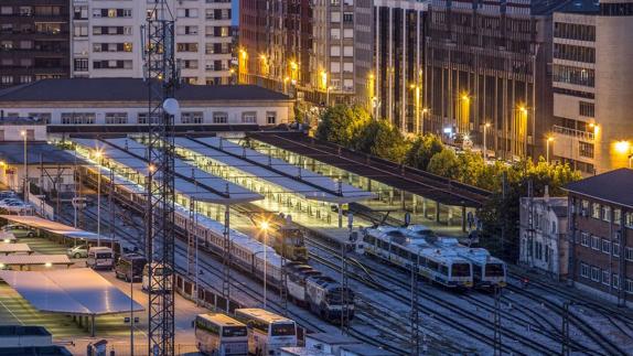 Vista nocturna de la estación de ferrocarril de Feve, en Santander