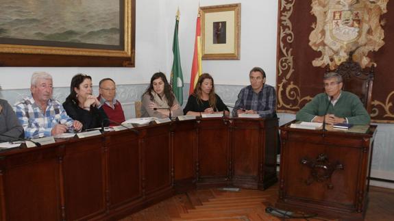 Imagen de los seis concejales de CastroVerde y el alcalde, Ángel Díaz Munío, en el pleno del pasado martes.