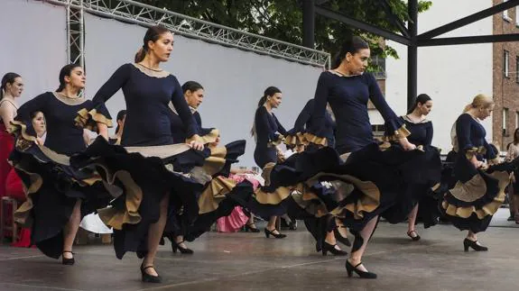 La danza volvió a tener un papel protagonista en el último día de festejos por el Dos de Mayo en Camargo.