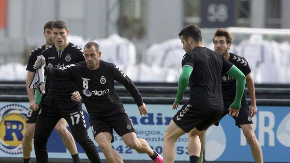 Óscar Fernández pasa el balón ante la oposición de César Díaz en el entrenamiento de ayer