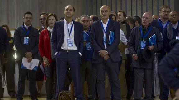 Ignacio Diego y Santiago Recio, junto a otros dirigentes y militantes del partido, durante el congreso de finales de marzo