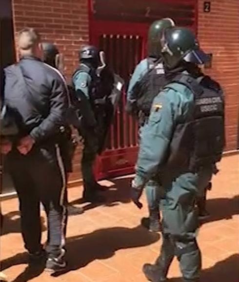 Un instante de la detención desarrollada por la Guardia Civil.