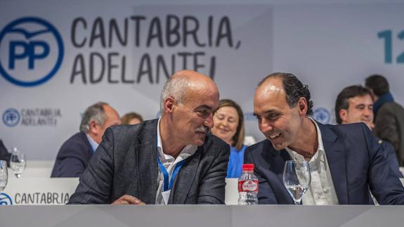 Santiago Recio e Ignacio Diego conversan durante el Congreso Regional del PP de Cantabria del pasado 25 de marzo